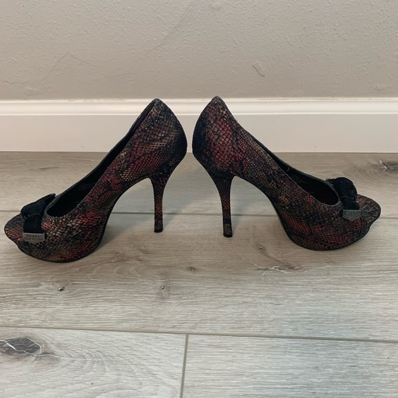 BCBG Generation red- bronze toned snakeskin inspired platform heels size 6.5 - Picture 4 of 8